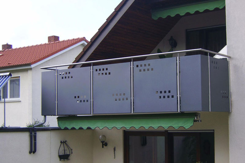 Balkongeländer mit Alufüllung von Weizel Metalltechnik
