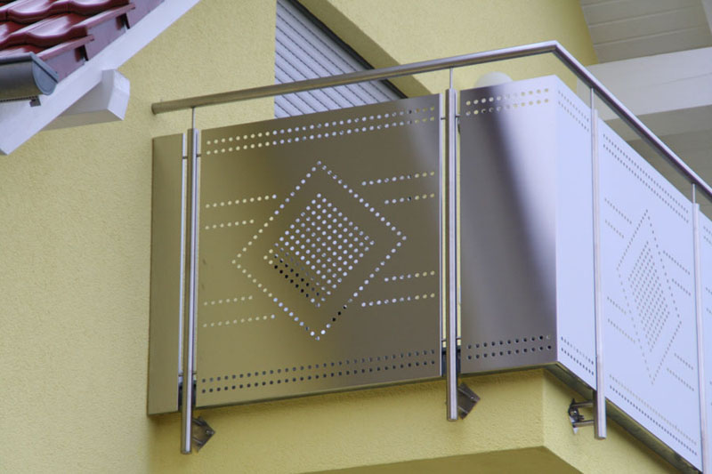 Balkongeländer mit Edelstahlfüllug von Weizel Metalltechnik