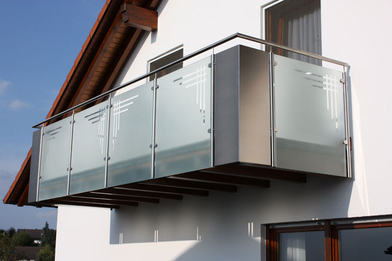 Edelstahl Balkongeländer mit Glas von Weizel Metalltechnik